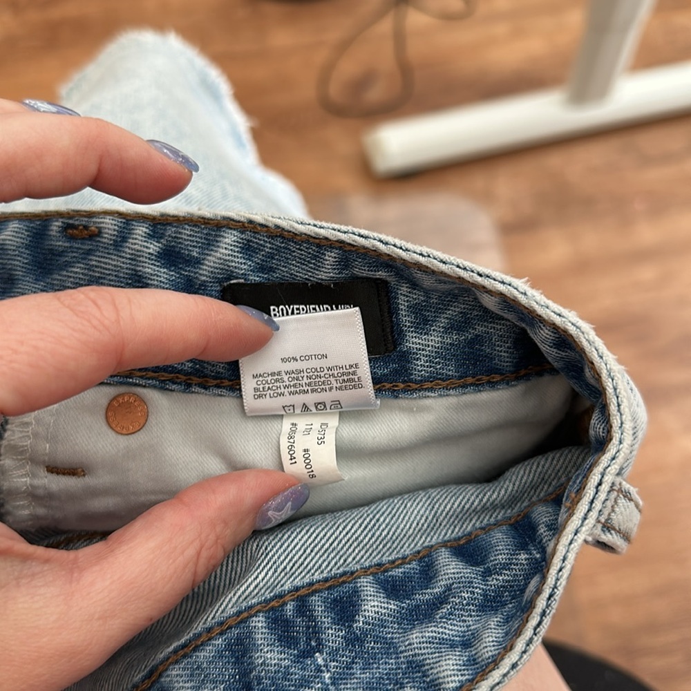 Express Blue Denim Shorts Acid Wash and Distressed size 6R Boyfriend Midi Midris - Picture 9 of 11